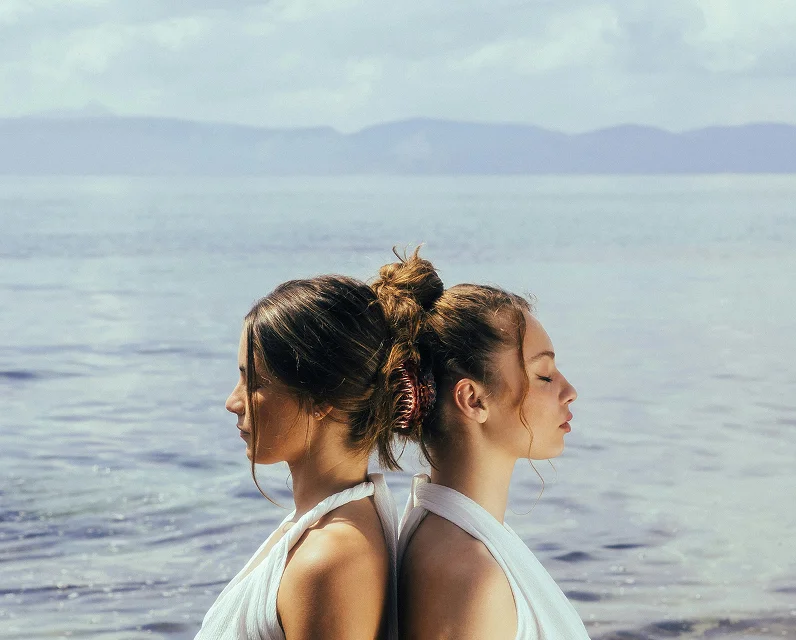 sisters ocean meditation